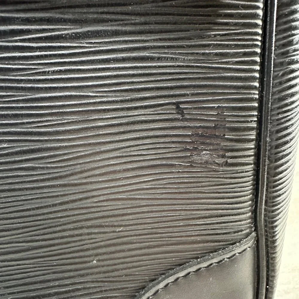 Authentic Louis Vuitton Segur Epi Leather Shoulder Bag - Picture 9 of 16